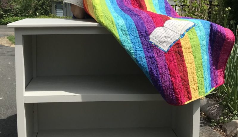 bookshelf w quilt